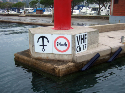 Maritime mark „Anchoring ban“